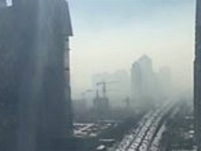 Varias ciudades en China se mantuvieron en alerta roja en los primeros días del año debido a los niveles de contaminación del aire.. Foto: BBC Mundo