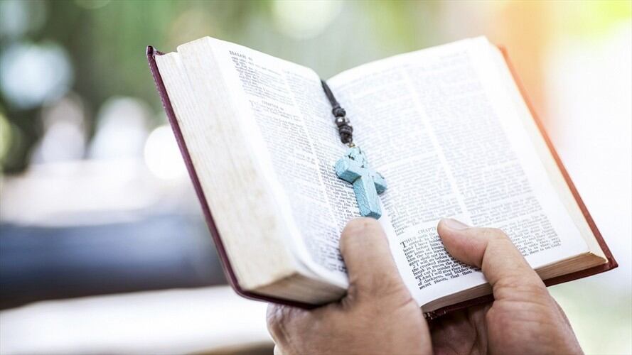 El abogado Nicolás Calderón se refirió en Sigue La W a la compra que quería hacer la Policía para comprar 720 biblias. . Foto: Getty Images