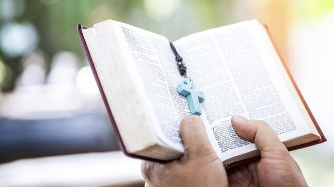 El abogado Nicolás Calderón se refirió en Sigue La W a la compra que quería hacer la Policía para comprar 720 biblias. . Foto: Getty Images