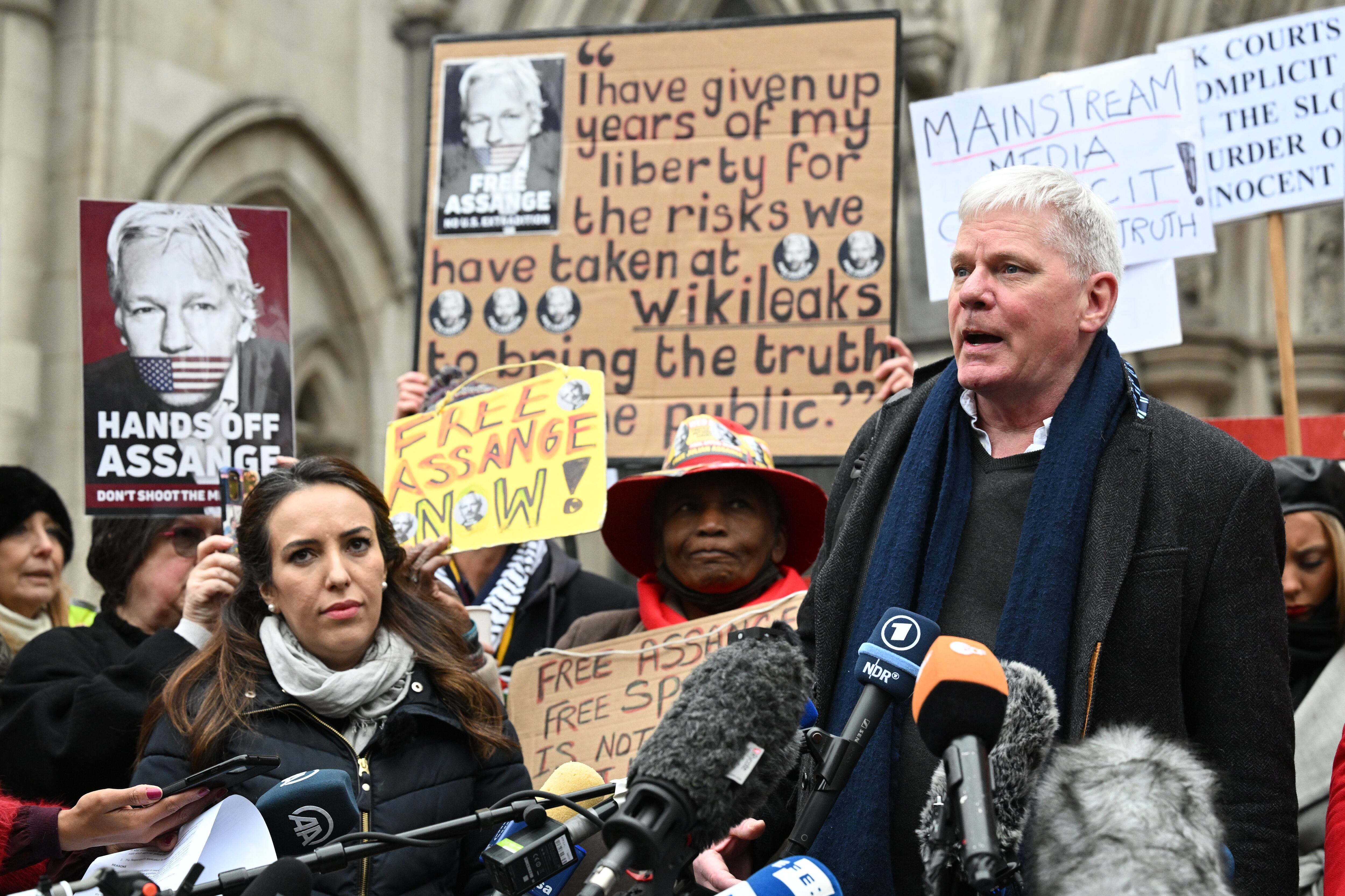 LONDON, ENGLAND - JANUARY 24: WikiLeaks' Editor-in-chief Kristinn Hrafnsson addresses the media outside the Royal Courts of Justice, Strand as the High Court ruled Assange can seek permission from the Supreme Court to appeal his US extradition on January 24, 2022 in London, England. The Wikileaks founder is fighting extradition to the United States on hacking and espionage charges. A High Court ruling in December overturned a lower court ruling that Assange couldn't be extradited to the US due to the risk of suicide. (Photo by Leon Neal/Getty Images)