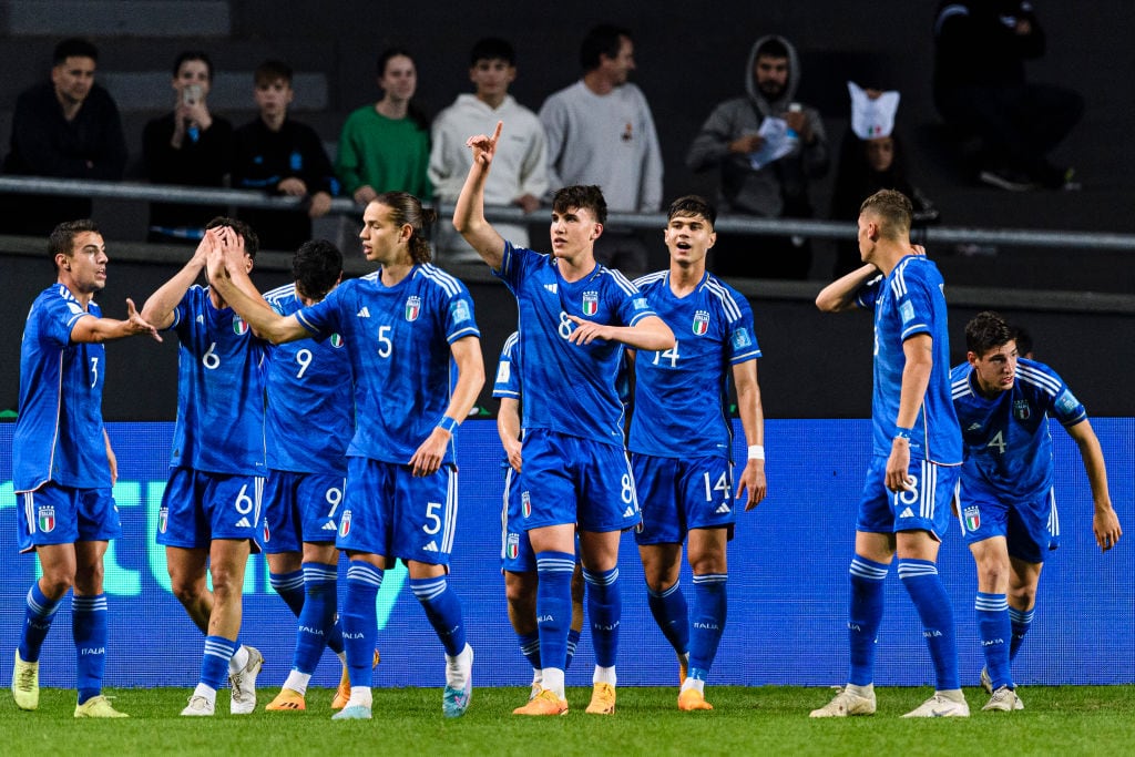 Cesare Casadei celebra su gol con el resto del seleccionado italiano en el partido contra Corea del Sur. 8 de junio de 2023. Foto:  Marcio Machado/Eurasia Sport Images/Getty Images.