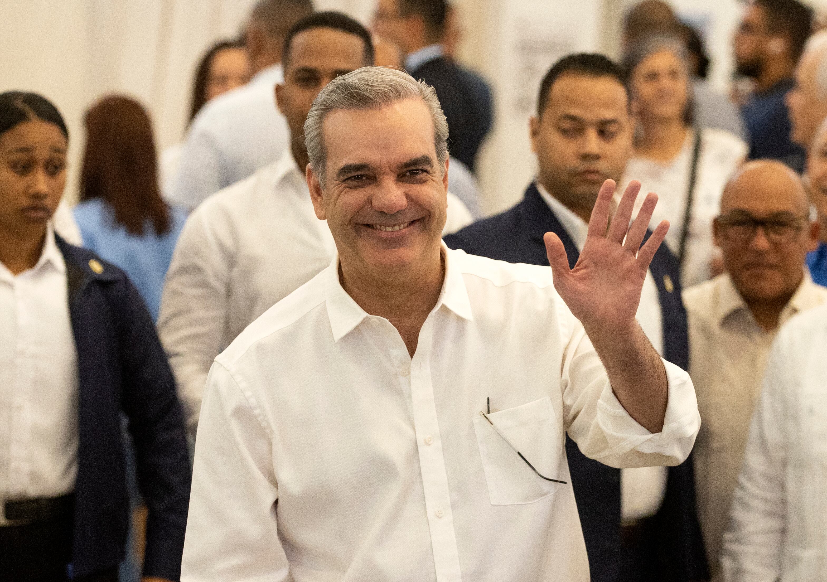 El presidente dominicano, Luis Abinader, vota en las elecciones primarias del Partido Revolucionario Moderno (PRM) hoy, en Santo Domingo (República Dominicana). El gobernante Partido Revolucionario Moderno (PRM) celebra votaciones primarias para designar a sus aspirantes a los comicios municipales, legislativos y presidenciales de 2024, con el presidente Luis Abinader como precandidato, lo que supone el inicio del proceso electoral en República Dominicana. EFE/ Orlando Barría