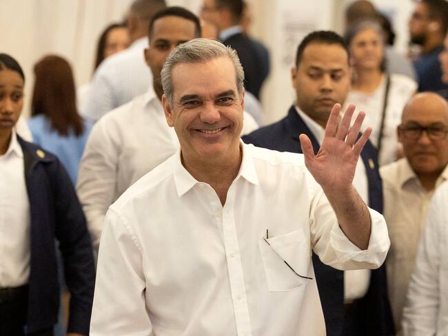 El presidente dominicano, Luis Abinader, vota en las elecciones primarias del Partido Revolucionario Moderno (PRM) hoy, en Santo Domingo (República Dominicana). El gobernante Partido Revolucionario Moderno (PRM) celebra votaciones primarias para designar a sus aspirantes a los comicios municipales, legislativos y presidenciales de 2024, con el presidente Luis Abinader como precandidato, lo que supone el inicio del proceso electoral en República Dominicana. EFE/ Orlando Barría
