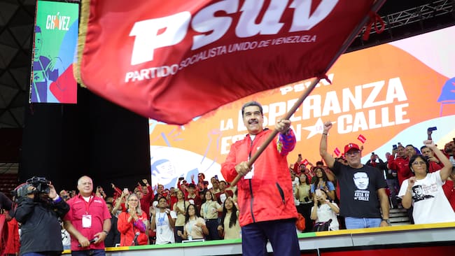 AME9176. CARACAS (VENEZUELA), 16/03/2024.- Fotografía cedida por Prensa de Miraflores del presidente de Venezuela, Nicolás Maduro, durante un acto del Partido Socialista Unido de Venezuela, este sábado en Caracas (Venezuela). El gobernante Partido Socialista Unido de Venezuela (PSUV) proclamó este sábado al presidente Nicolás Maduro como su candidato para las elecciones del próximo 28 de julio, en las que buscará su tercer período en el poder, al que llegó en 2013. EFE/ Prensa Miraflores / SOLO USO EDITORIAL/ SOLO DISPONIBLE PARA ILUSTRAR LA NOTICIA QUE ACOMPAÑA (CRÉDITO OBLIGATORIO)