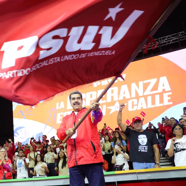 AME9176. CARACAS (VENEZUELA), 16/03/2024.- Fotografía cedida por Prensa de Miraflores del presidente de Venezuela, Nicolás Maduro, durante un acto del Partido Socialista Unido de Venezuela, este sábado en Caracas (Venezuela). El gobernante Partido Socialista Unido de Venezuela (PSUV) proclamó este sábado al presidente Nicolás Maduro como su candidato para las elecciones del próximo 28 de julio, en las que buscará su tercer período en el poder, al que llegó en 2013. EFE/ Prensa Miraflores / SOLO USO EDITORIAL/ SOLO DISPONIBLE PARA ILUSTRAR LA NOTICIA QUE ACOMPAÑA (CRÉDITO OBLIGATORIO)