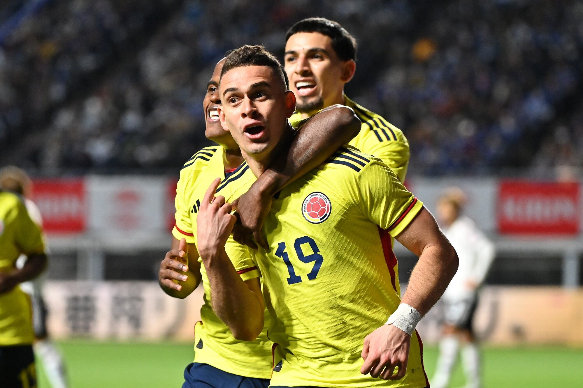 Rafael Santos Borré celebrando su gol ante Japón. (Photo by Kenta Harada/Getty Images)