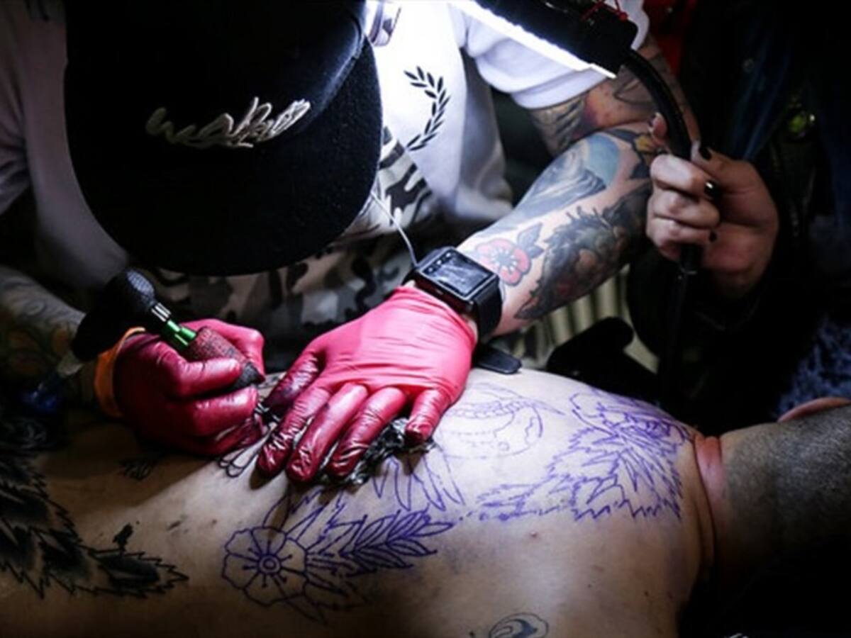 Tintas de colores en tatuajes son reguladas por la UE por contener químicos cancerígenos