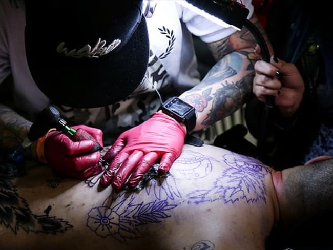 Tintas de colores en tatuajes son prohibidas por la UE por contener químicos cancerígenos. Foto: Colprensa