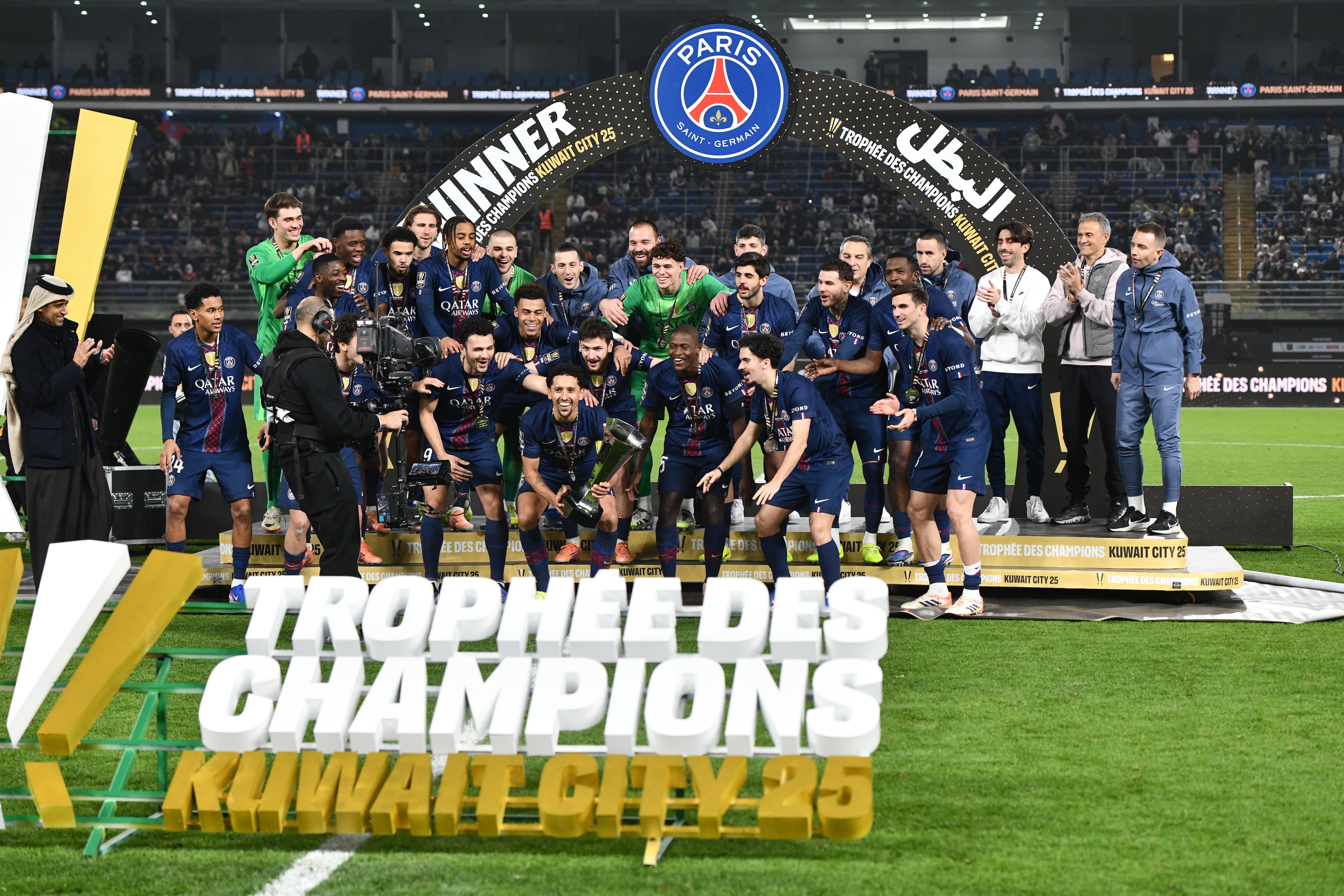 El Paris Saint Germain levantan el trofeo de la Supercopa de Francia 2025-26 en Kuwait. FOTO: Jaber Abdulkhaleq/Anadolu vía Getty Images