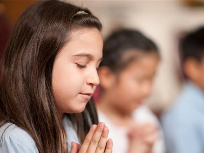 ¿Clases de religión en colegios públicos son adoctrinamiento? #ClaseDeReligiónEs. Foto: Getty Images / FATCAMERA