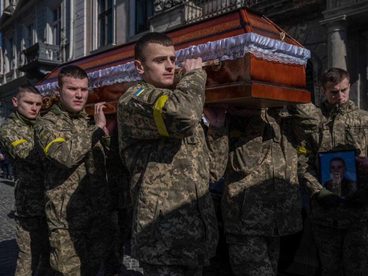 Alrededor de 1.300 militares ucranianos muertos desde el inicio de la invasión rusa, según Zelenski