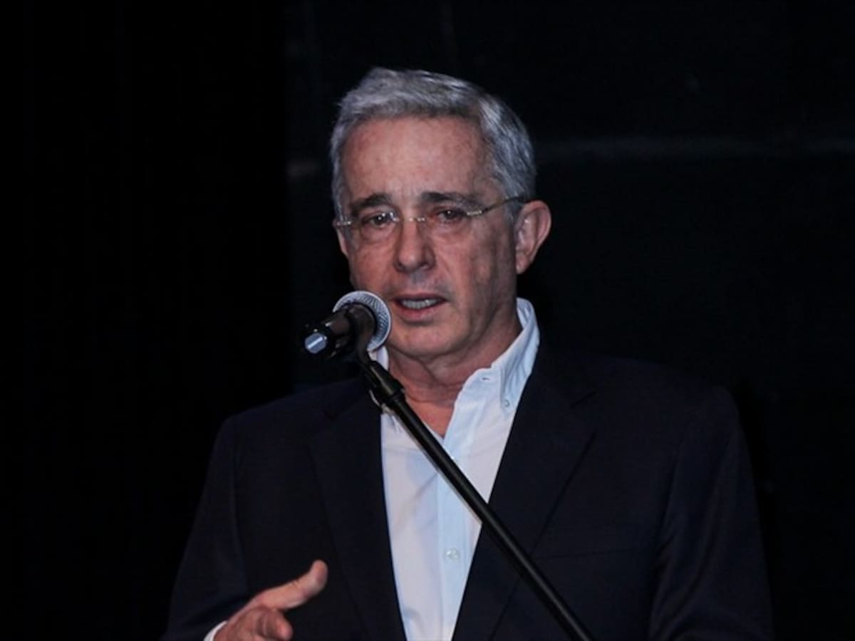 Pulso País: Por primera vez, imagen negativa de Uribe supera el 50%