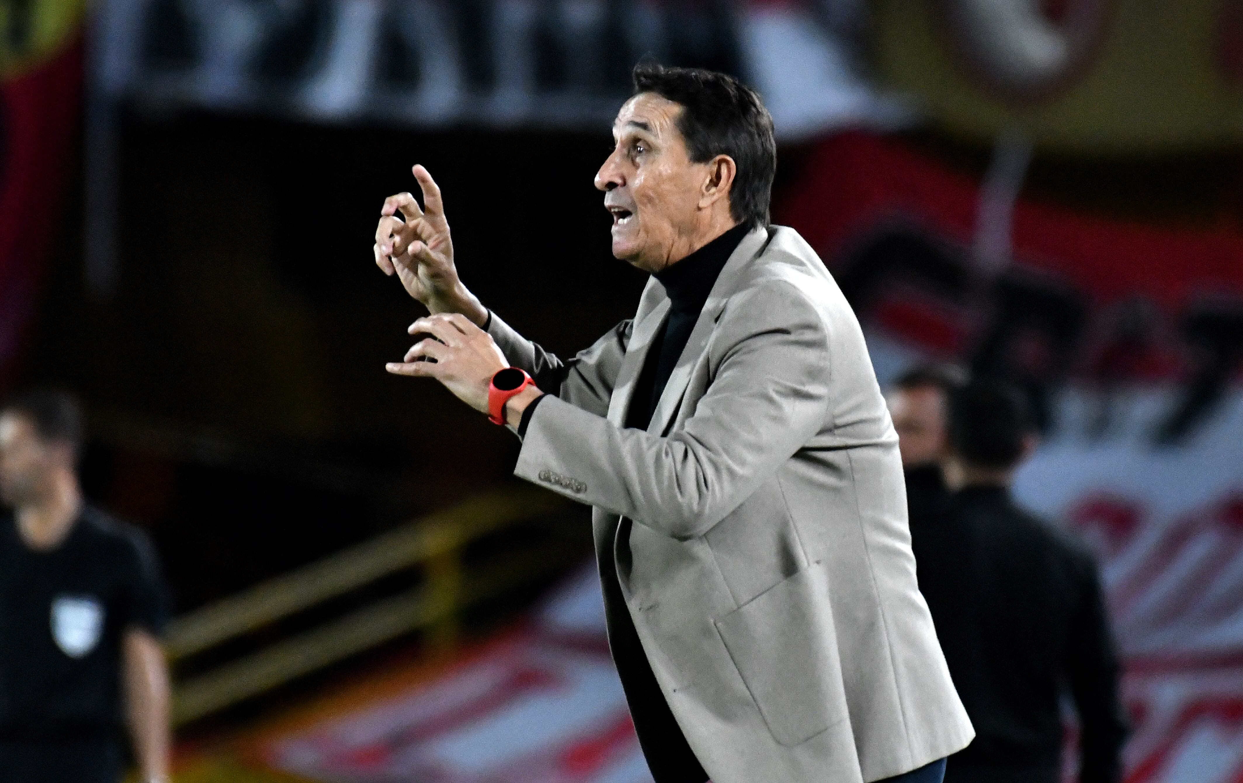BOGOTA, COLOMBIA - AUGUST 22: Alexandre Guimaraes, coach of America de Cali gestures during a match between Independiente Santa Fe and America de Cali as part of Liga Aguila II 2019 at Estadio El Campin on August 22, 2019 in Bogota, Colombia. (Photo by Luis Ramirez/Vizzor Image/Getty Images)