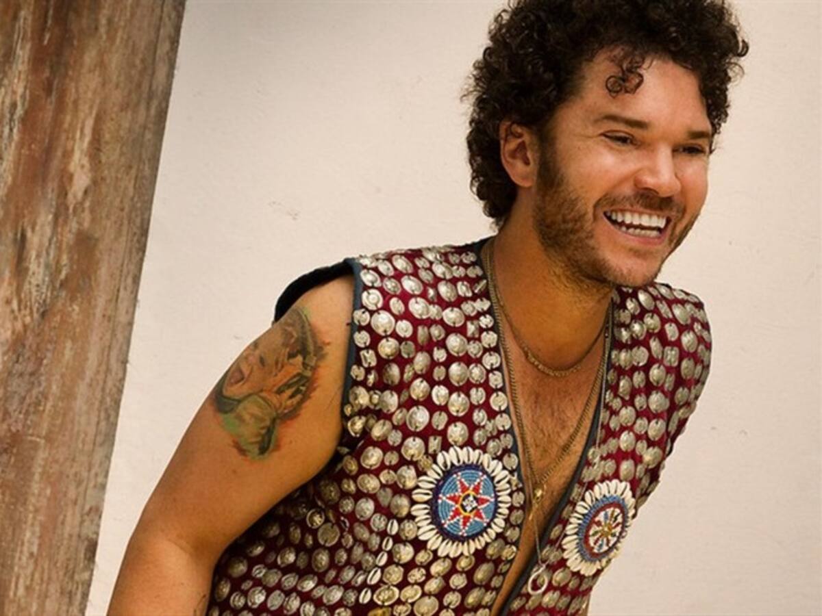 Cabas responde a críticas por salir aparentemente pasado de tragos en una presentación