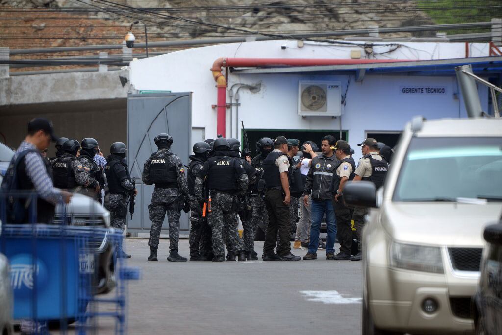 Hombres con fusiles irrumpen en directo en canal de televisión en Ecuador. Foto: Getty Images.