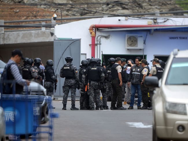 Hombres con fusiles irrumpen en directo en canal de televisión en Ecuador. Foto: Getty Images.