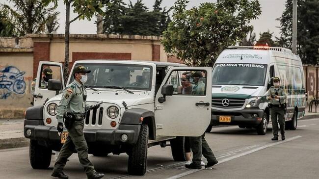 Si va solo en el carro no es obligatorio el uso del tapabocas . Foto: Foto tomada de la página https://bogota.gov.co/