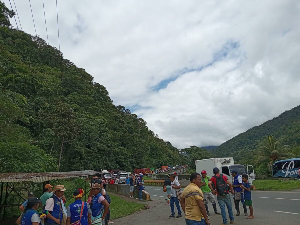 Indígenas del Valle bloquean vía al mar por incumplimiento del Gobierno Nacional