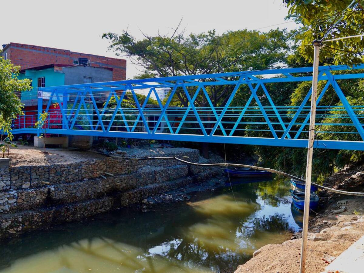 Entregado puente peatonal en el barrio Villa Leidy de Santa Marta