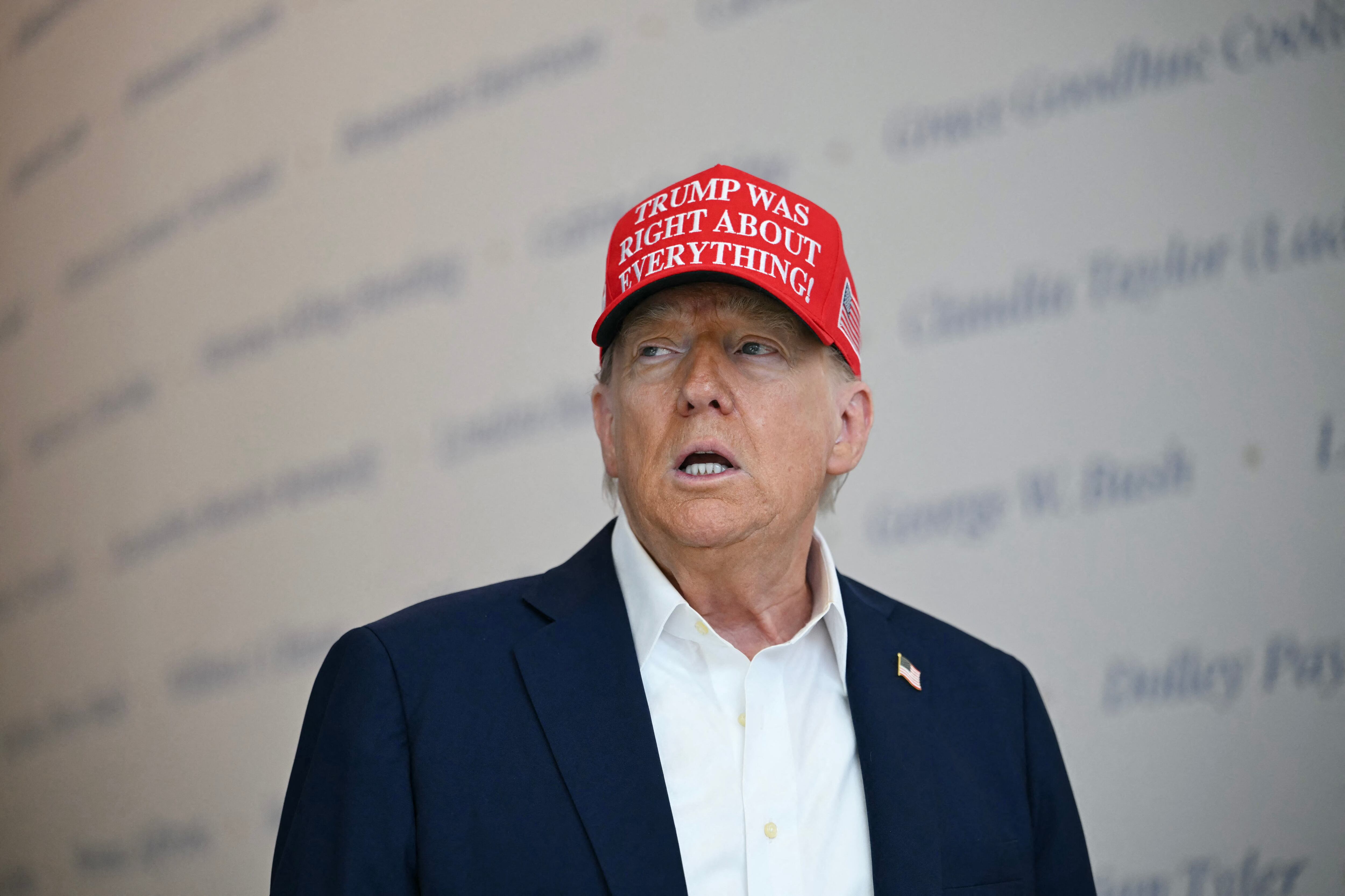 El presidente de Estados Unidos, Donald Trump, habla frente al Edificio de Oficinas Ejecutivas Eisenhower, el 22 de agosto de 2025, en Washington D. C.. (Foto de ANDREW CABALLERO-REYNOLDS/AFP vía Getty Images)
