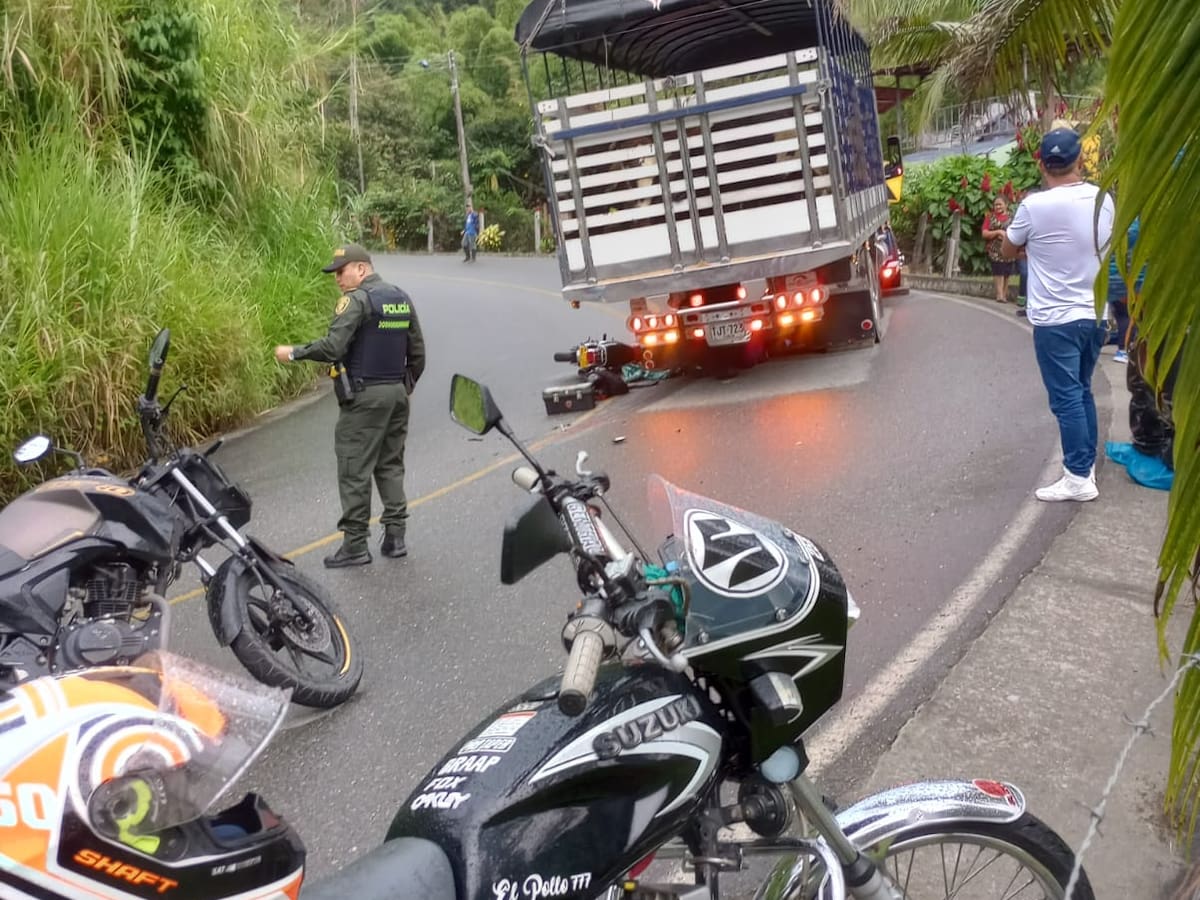 Un motociclista murió en la vía Manizales - Neira tras chocar contra un camión