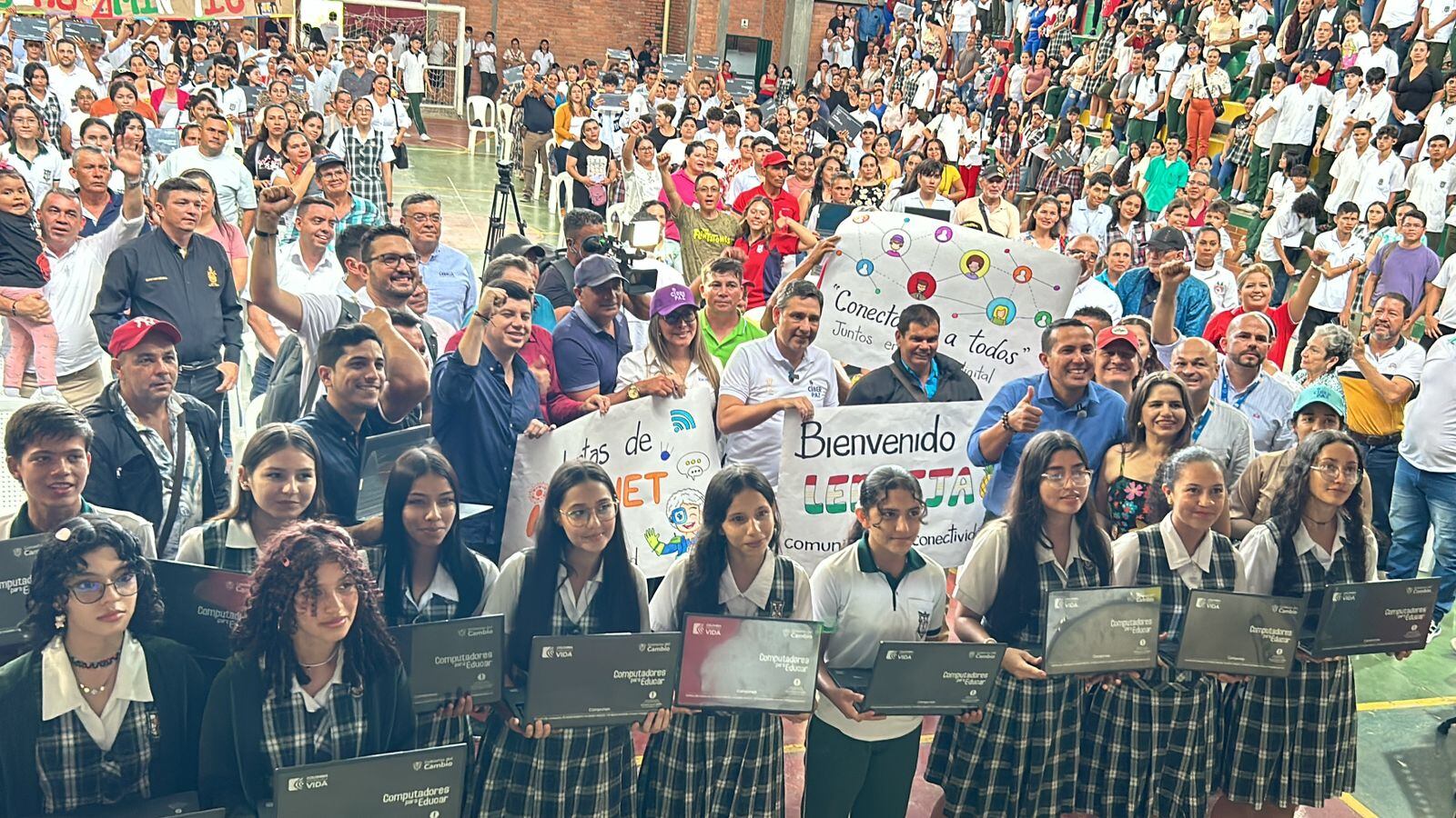 MinTic entregó más de 800 computadores a estudiantes en Santander. Foto: W Radio