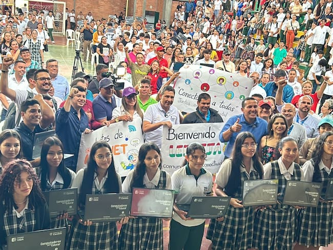 MinTic entregó más de 800 computadores a estudiantes en Santander. Foto: W Radio
