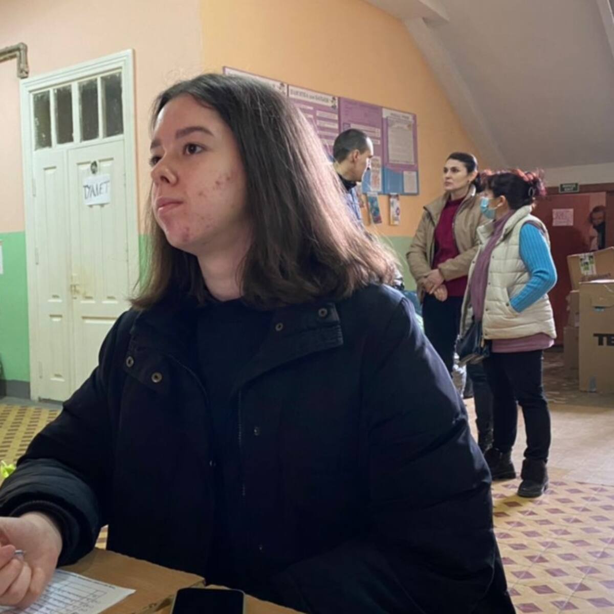 Joven ucraniana estudiante de psicología es voluntaria para ayudar a civiles víctimas de bombardeos