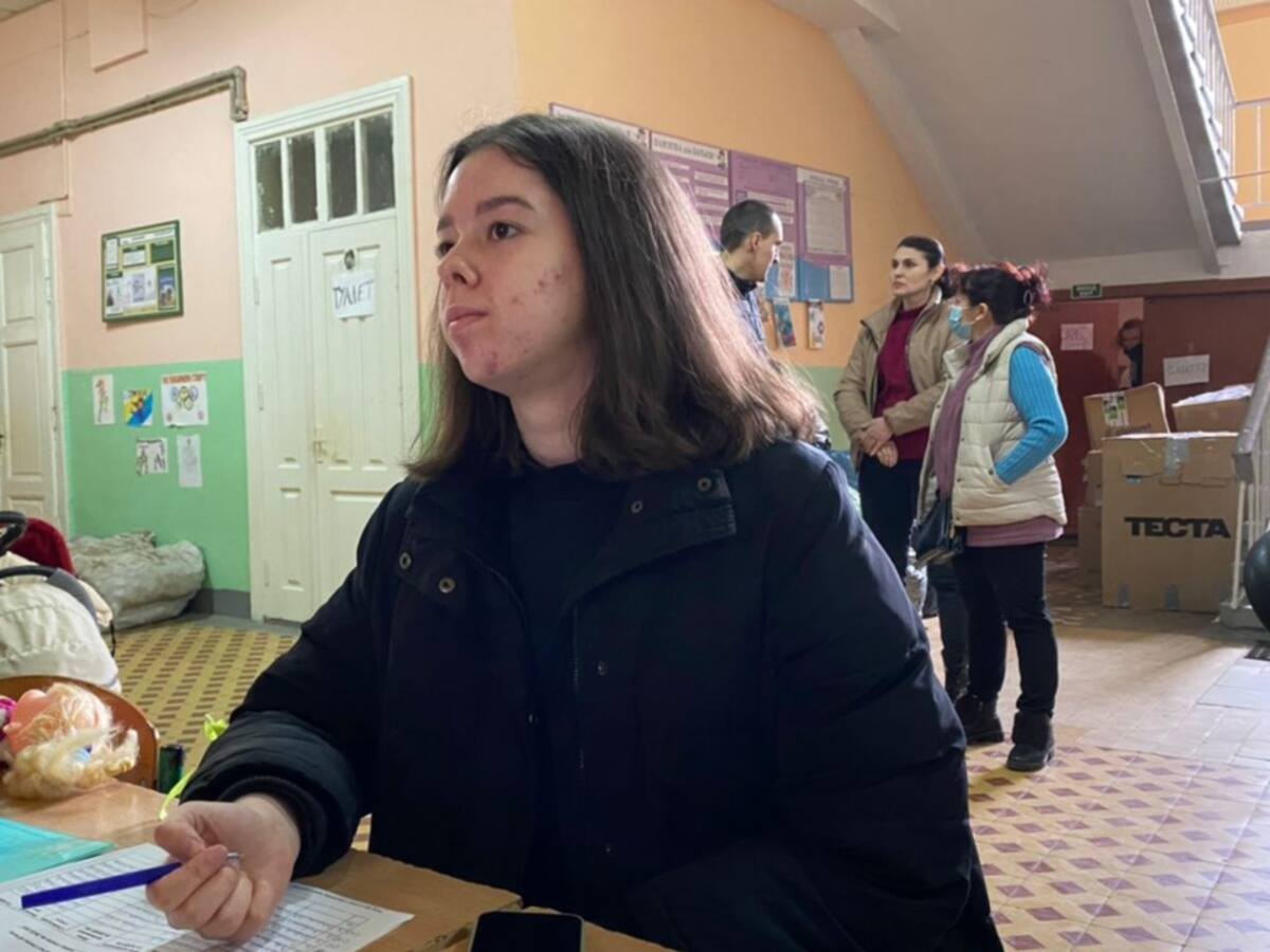 Joven ucraniana estudiante de psicología es voluntaria para ayudar a civiles víctimas de bombardeos