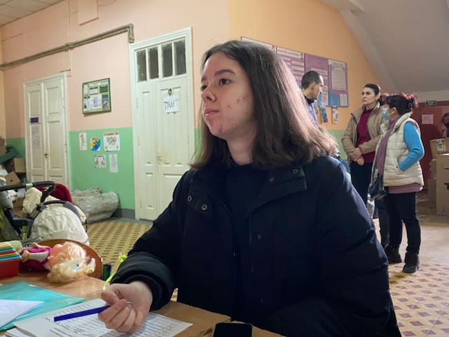 Joven ucraniana estudiante de psicología es voluntaria para ayudar a civiles víctimas de bombardeos