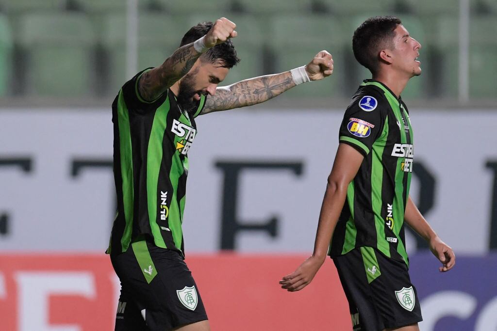 Gonzalo Mastriani (izquierda) celebra su gol contra Colo Colo por Copa Sudamericana. 18 de julio de 2023. Foto: DOUGLAS MAGNO/AFP via Getty Images.