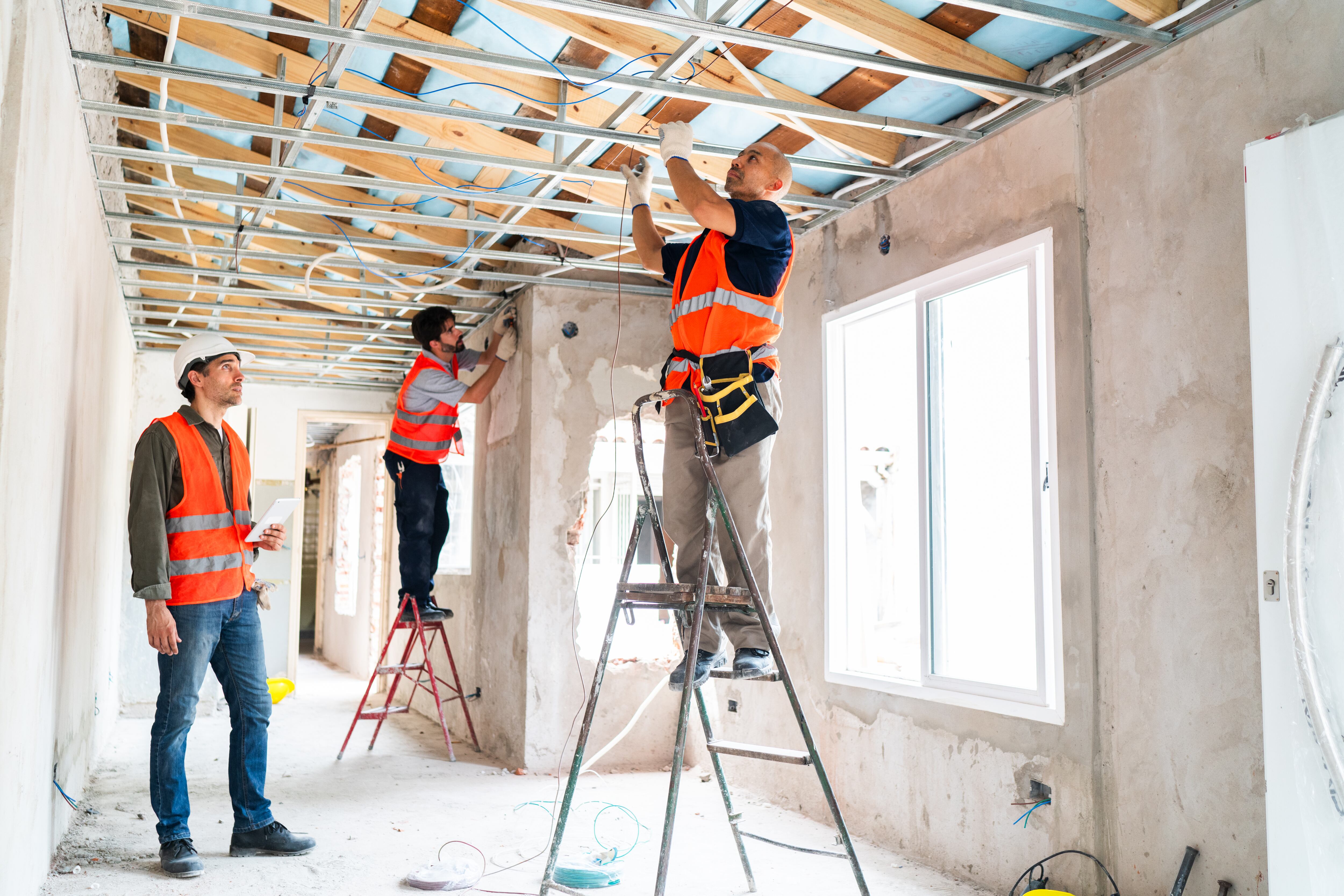 Hombres haciendo arreglos en una vivienda (GettyImages)