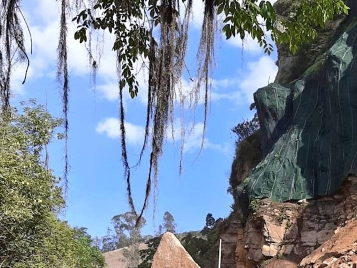 Envían equipo especialista al derrumbe que bloquea hace cuatro días el Valle de Tenza