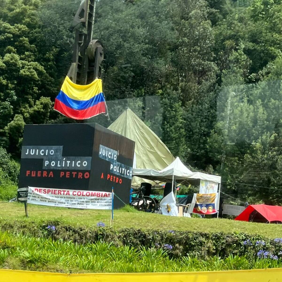 Alertan desorden por campamento en monumento a Gandhi: Uscátegui pide desmontar protesta que convocó