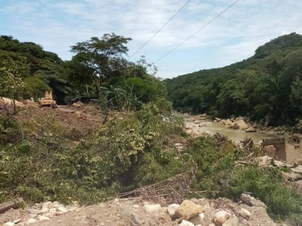 Habitantes ponen en riesgo sus vidas y cruzan sobre derrumbe en la vía al Cusiana