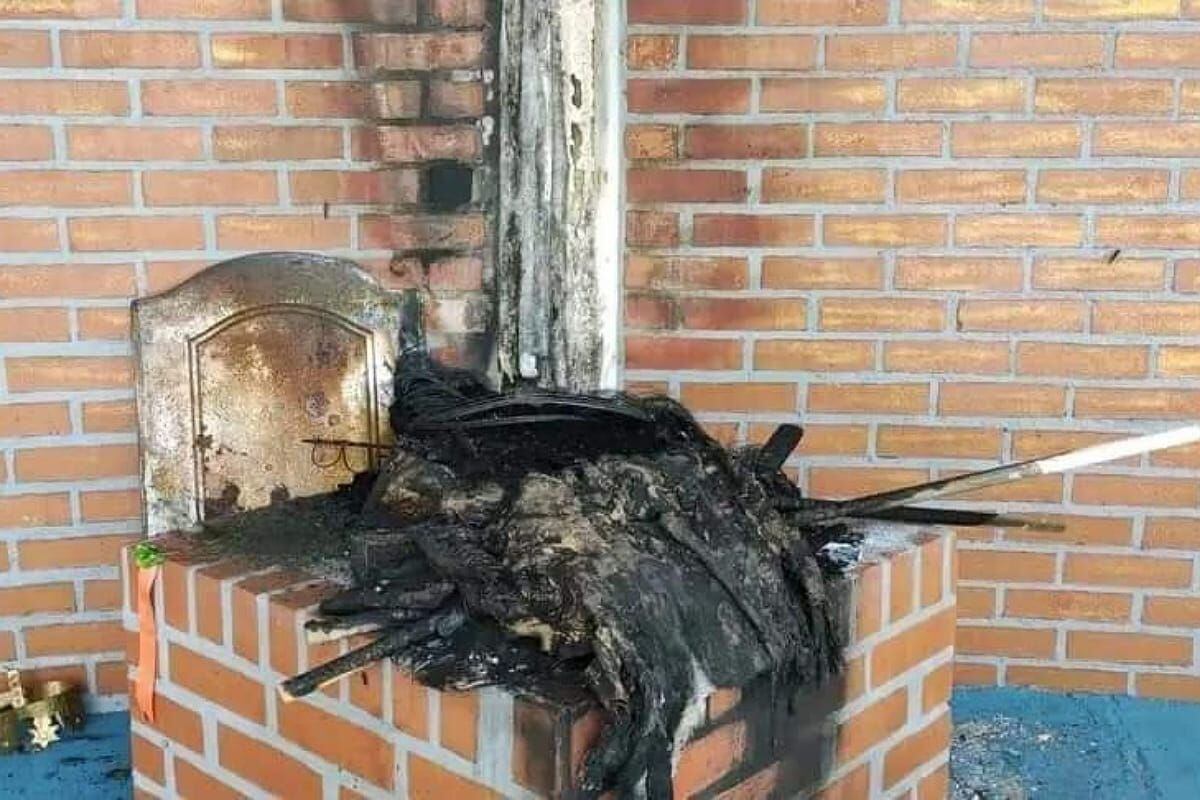 Una imagen de la virgen del Carmen quedó completamente calcinada, no es la primera vez que se registra un hecho como este en Corinto, Cauca. Crédito: Alcaldía de Corinto, Cauca.