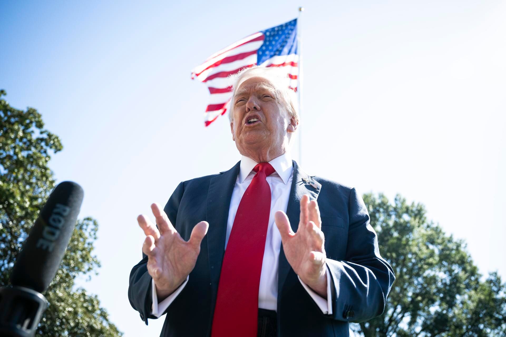 Trump celebró el 250 aniversario de la Armada de EE.UU. en medio del cierre de Gobierno. EFE/EPA/GRAEME SLOAN / POOL