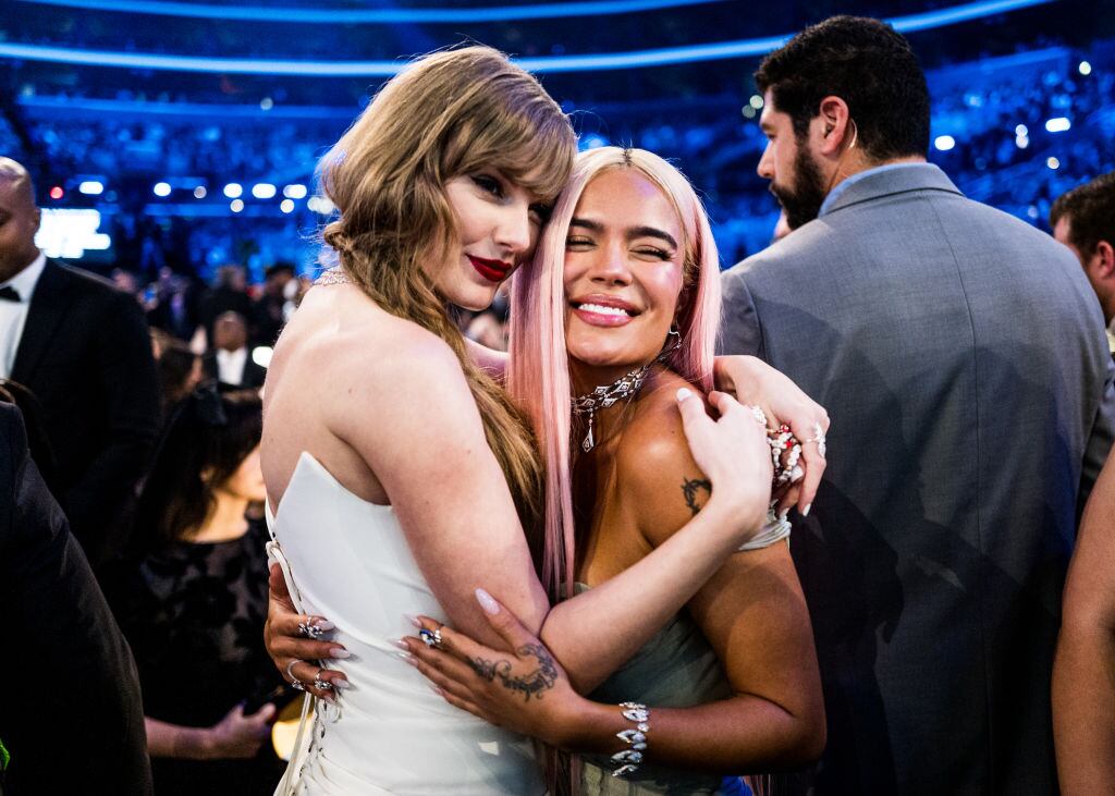 Taylor Swift (izquierda de blanco) y Karol G (derecha de gris) en los Premios Grammy edición 66. Foto: Getty Images.