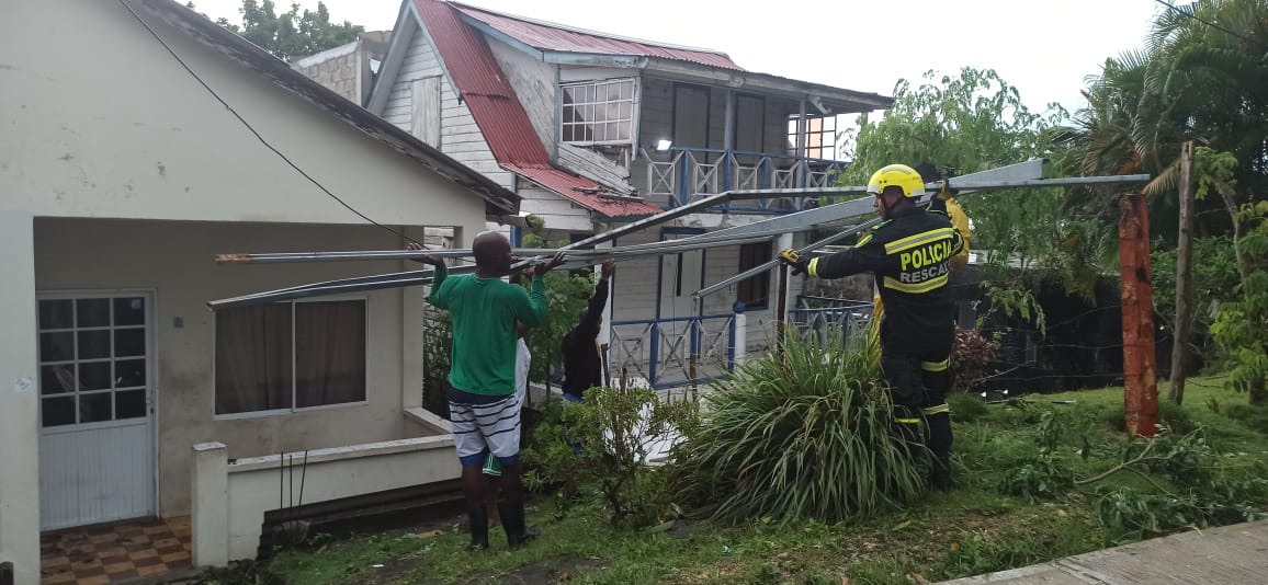 Policía inició labores de limpieza a la isla de San Andrés.
