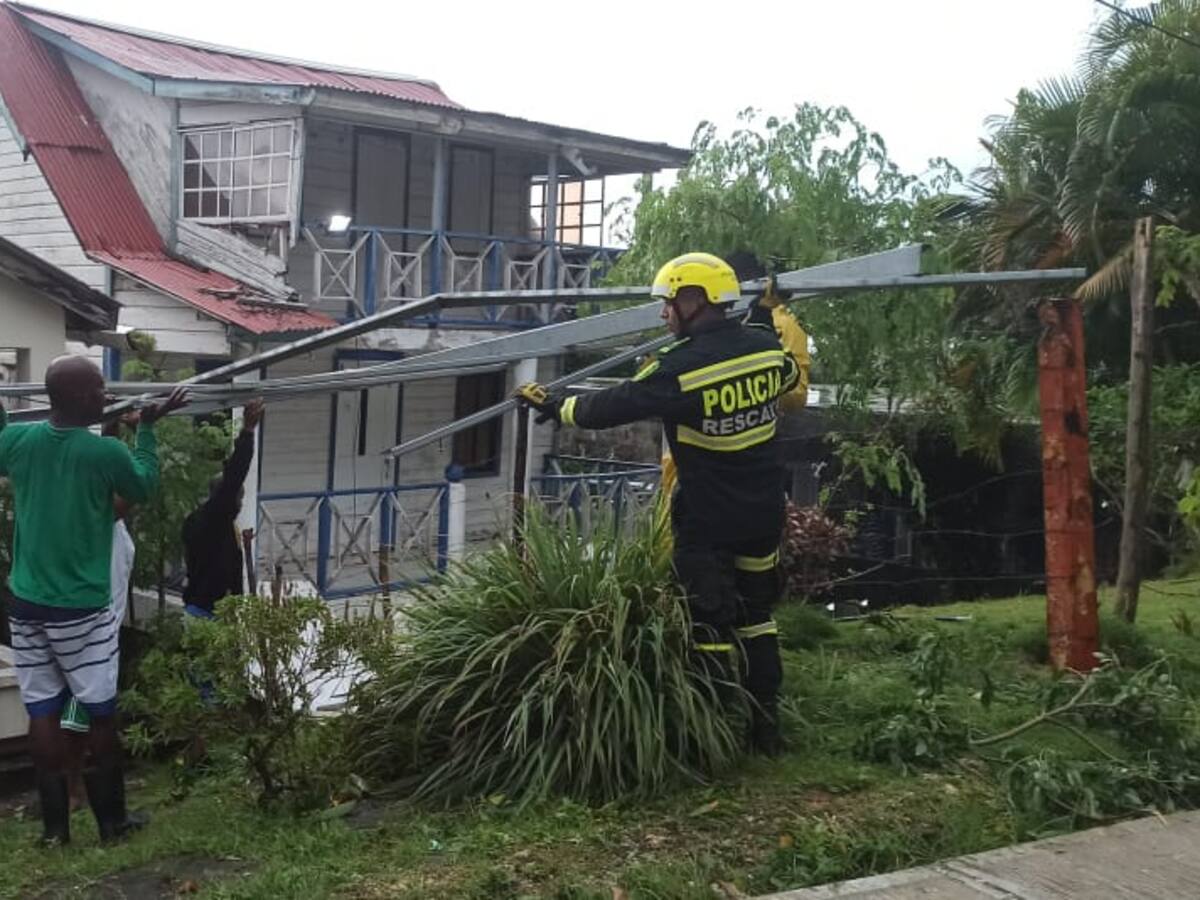 Video: Policía inicia labores de limpieza a la isla de San Andrés tras paso de Julia