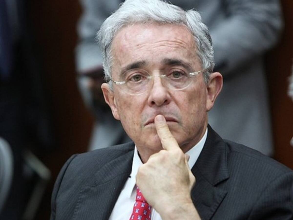 IVA a la canasta familiar es un tema muy difícil: Uribe