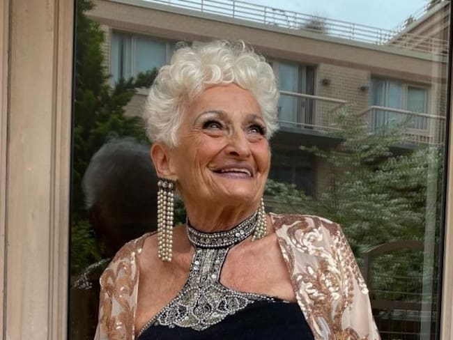 “No es lo que diga la edad, es lo que sienta el cuerpo”: Una abuela de 86 años creó su cuenta de Tinder y está decidida a encontrar el amor