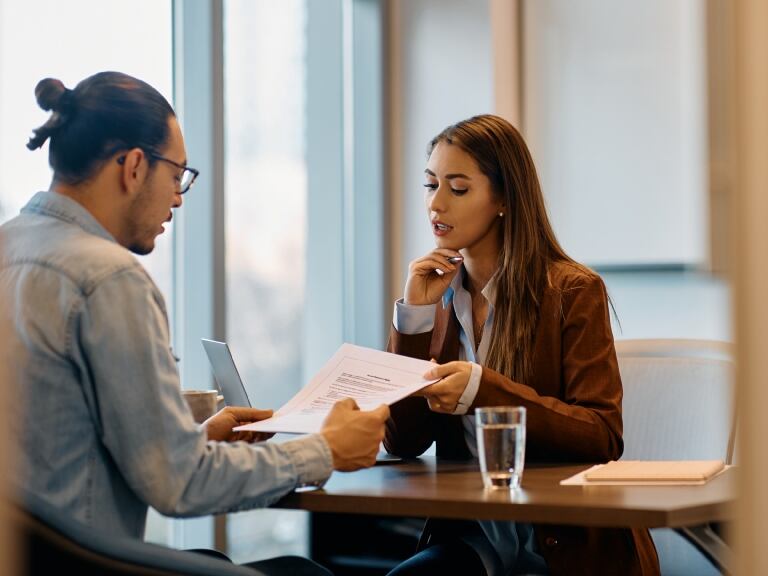 Hombre durante entrevista de trabajo, imagen de referencia // GettyImages