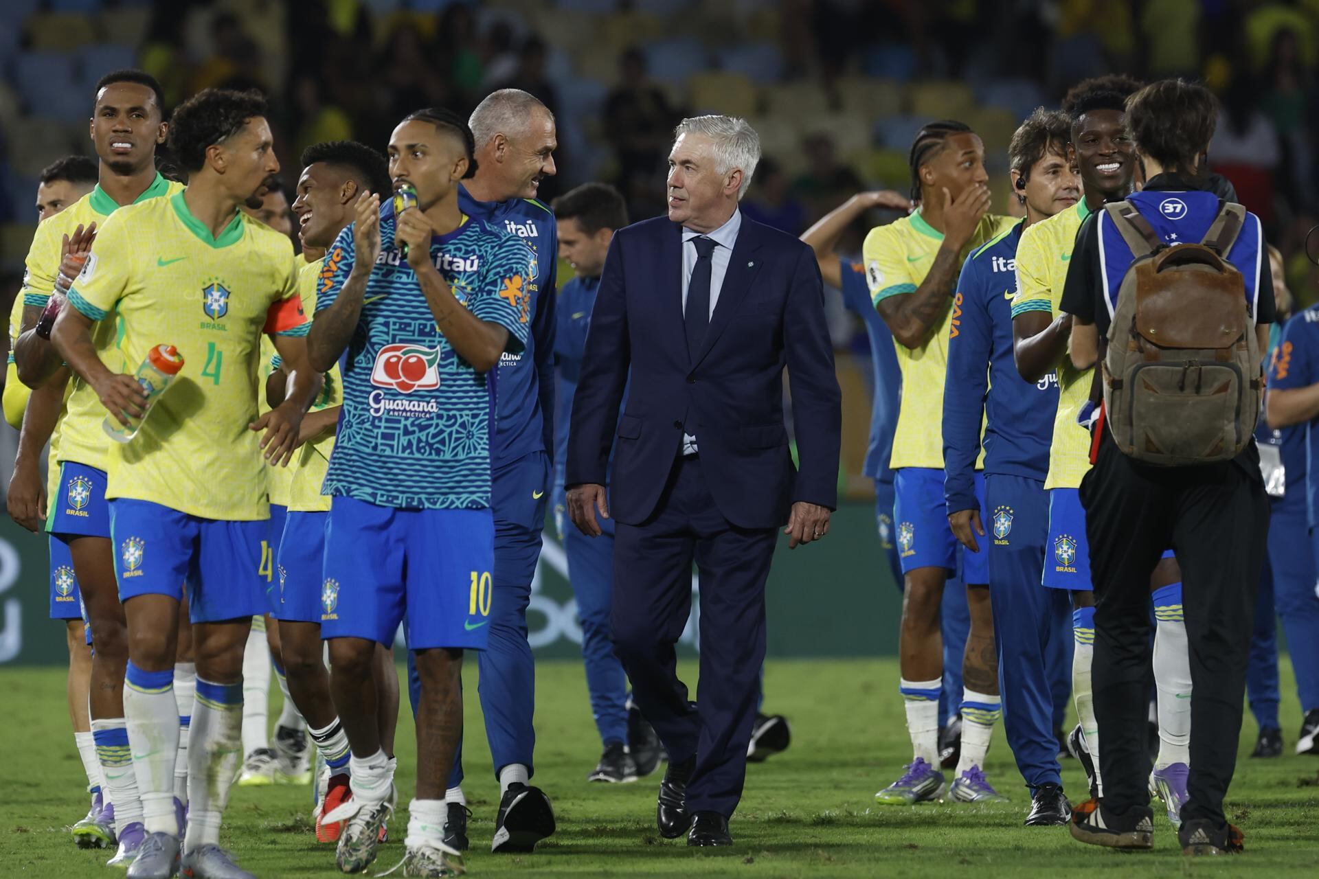 AMDEP2734. RÍO DE JANEIRO (BRASIL), 04/09/2025.- El seleccionador de Brasil, Carlo Ancelotti (c), celebra junto a sus jugadores este jueves, en un partido por las eliminatorias a la Copa Mundial 2026 entre Brasil y Chile en el estadio Maracaná en Río de Janeiro (Brasil). EFE/ Antonio Lacerda