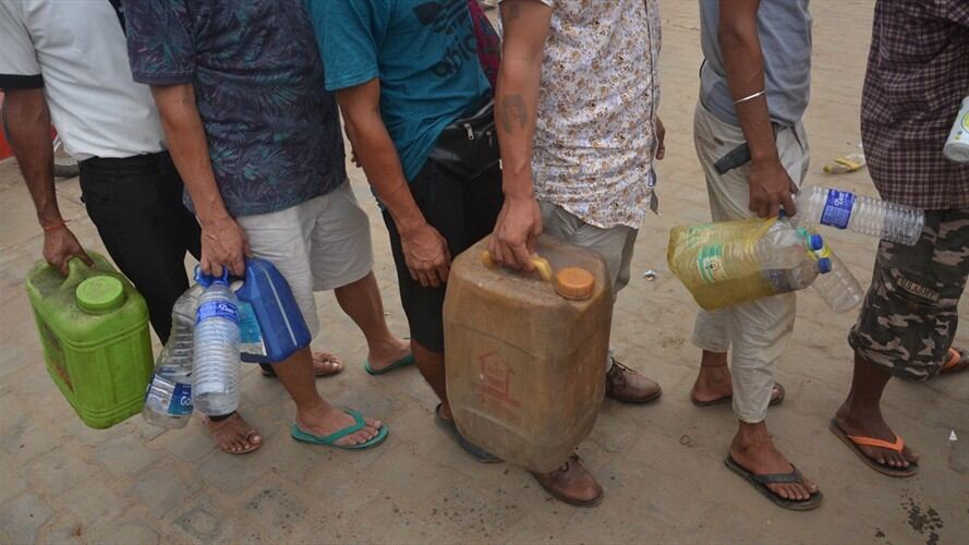 Se prohibió el expendio de combustibles y líquidos inflamables en lugares diferentes a las estaciones existentes, así como la comercialización en recipientes distintos al tanque de los automotores. Foto: Getty Images
