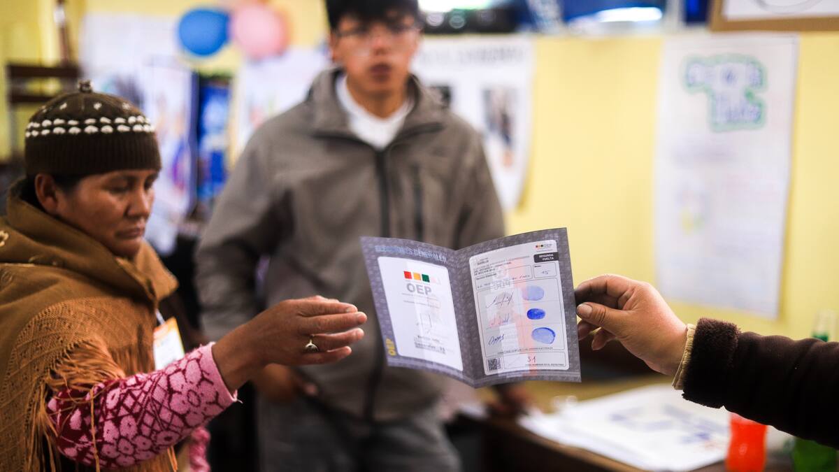 Las mesas electorales comienzan a cerrar luego de ocho horas de votación en Bolivia