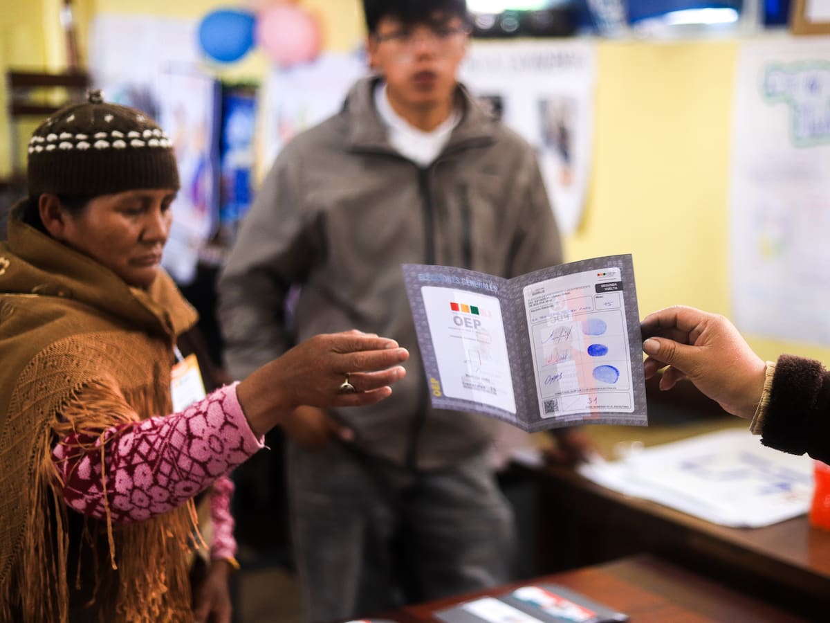 Las mesas electorales comienzan a cerrar luego de ocho horas de votación en Bolivia