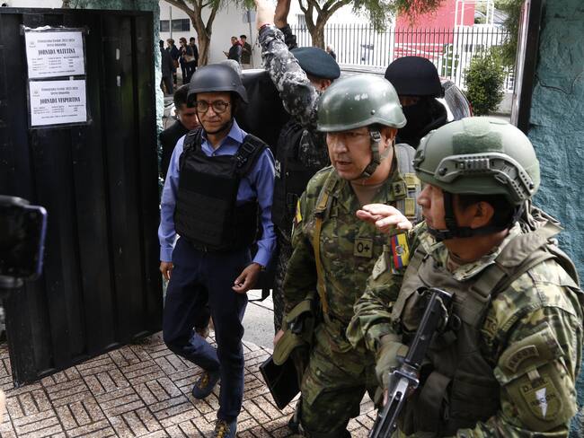 El candidato a la Presidencia de Ecuador Christian Zurita, reemplazante del asesinado Fernando Villavicencio, llega a su centro de votación custodiado por un fuerte esquema de seguridad, durante la jornada de elecciones generales, este 20 de agosto en Quito (Ecuador). Foto: EFE/ Santiago Fernández