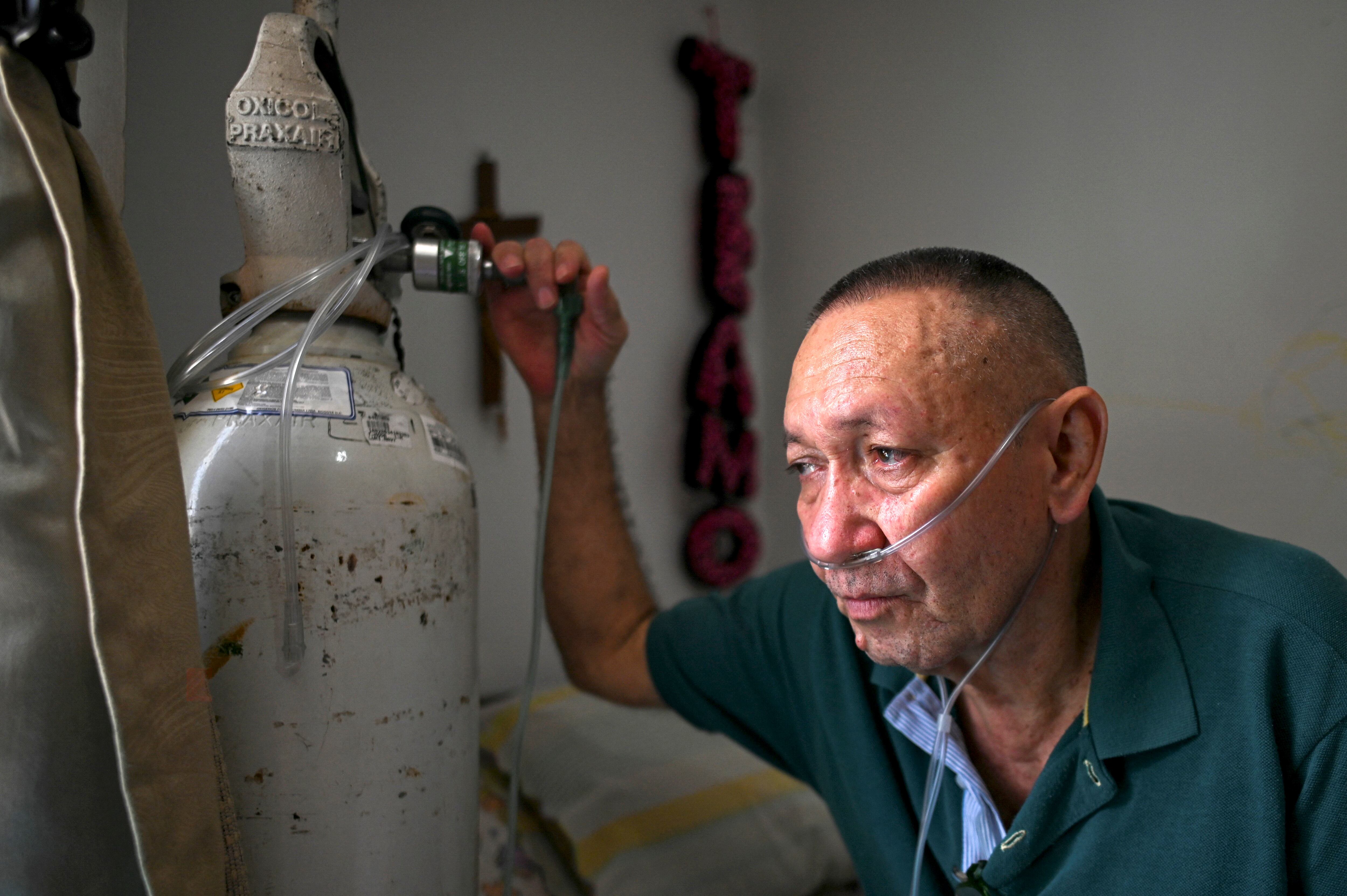 Victor Escobar, 60, a multi-disease patient awaiting euthanasia, rests in his house on October 13, 2021 in Cali, Colombia. - Burdened by ailments, V�ctor Escobar decided to die on January 7, 2022 and make it public. One of the first Latin Americans to receive euthanasia without being terminally ill, wanted to be "a door" for other chronic patients to access assisted death, under the protection of a recent decision by the Colombian justice. (Photo by Luis ROBAYO / AFP)