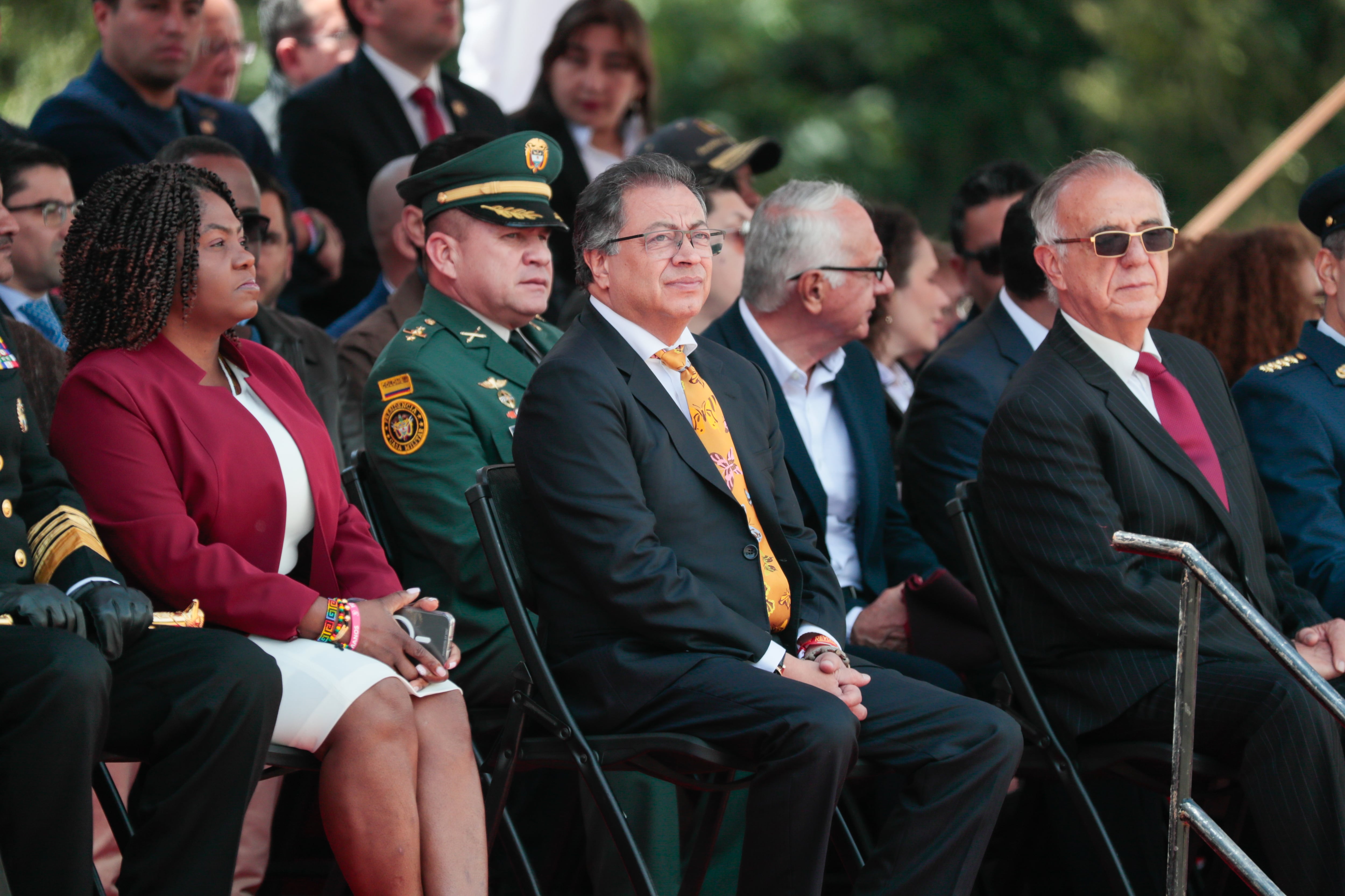El presidente de Colombia, Gustavo Petro (c), participa con el ministro de Defensa, Iván Velázquez (d), y la vicepresidenta Francia Márquez (i) durante la conmemoración del aniversario de la Batalla de Boyacá. Foto: EFE.